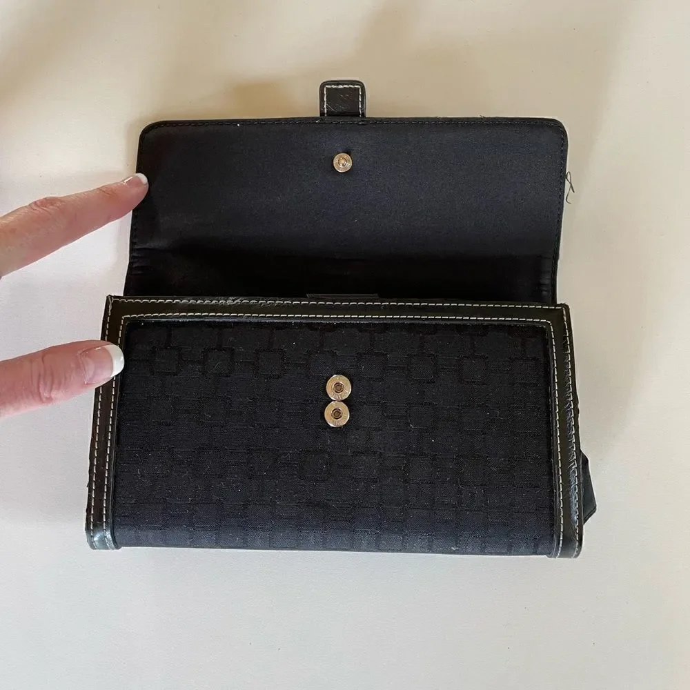 EUC Unbranded Womens Black Wallet with cute Buckle Snap